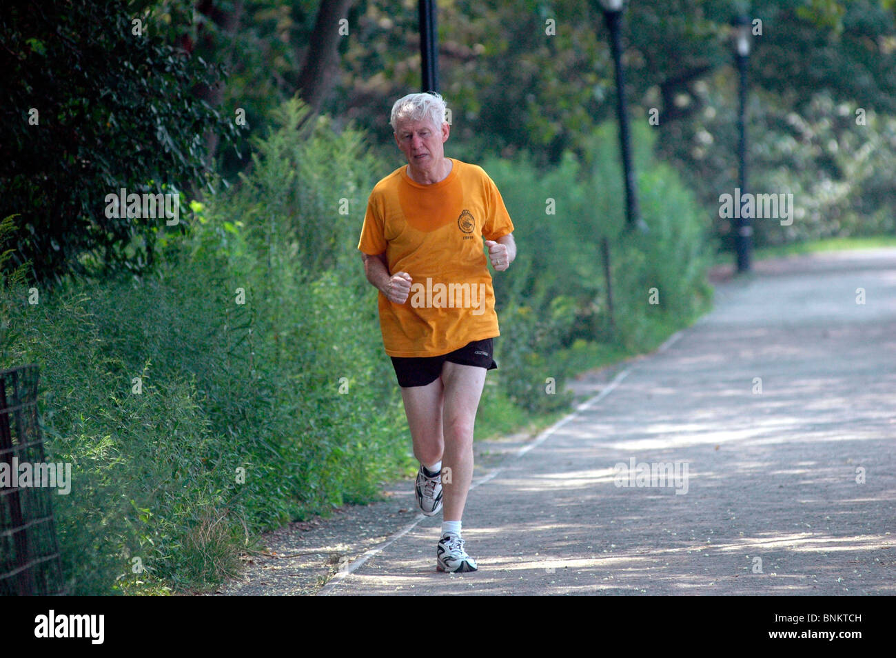 Jogger Kreise der Central Park-Reservoir in der Hitze und Luftfeuchtigkeit am 27. Juli 2006. (© Frances Roberts) Stockfoto