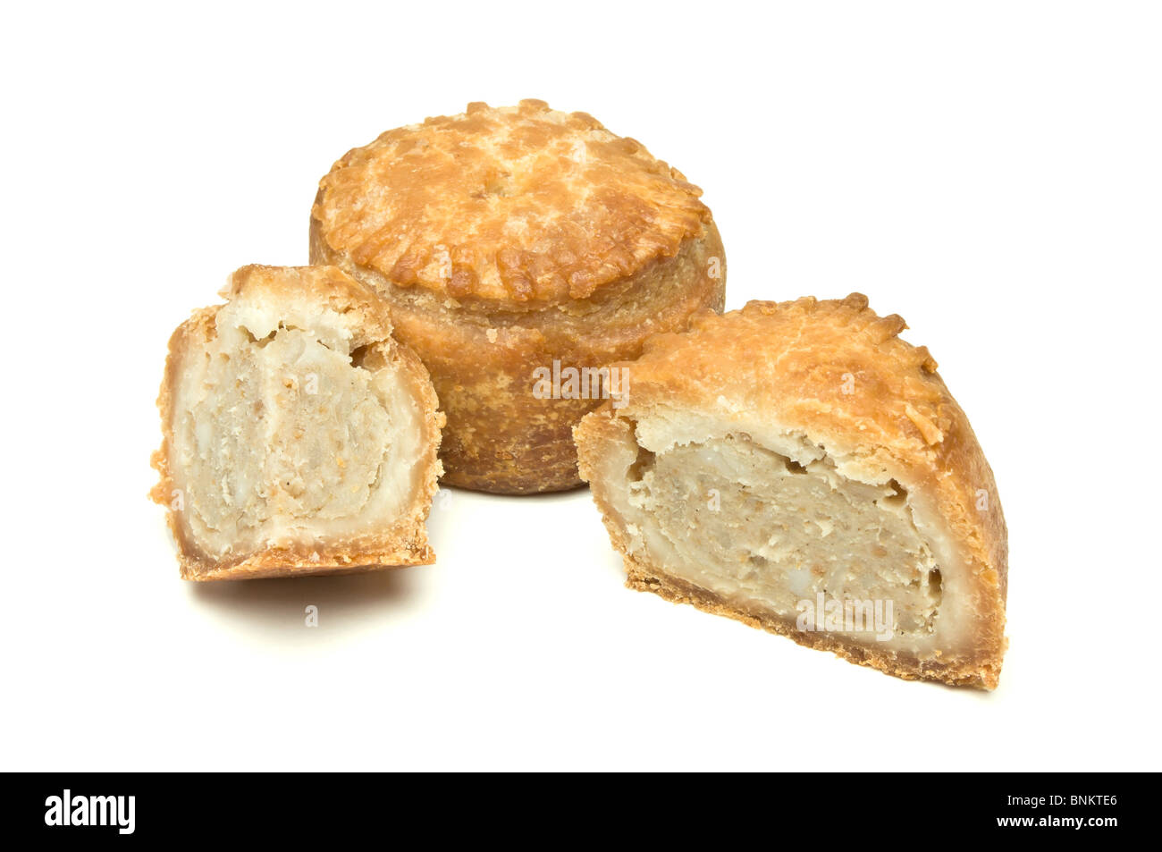 Traditionelle englische Pork Pie aus niedrigen Perspektive auf weißen Hintergrund isoliert. Stockfoto
