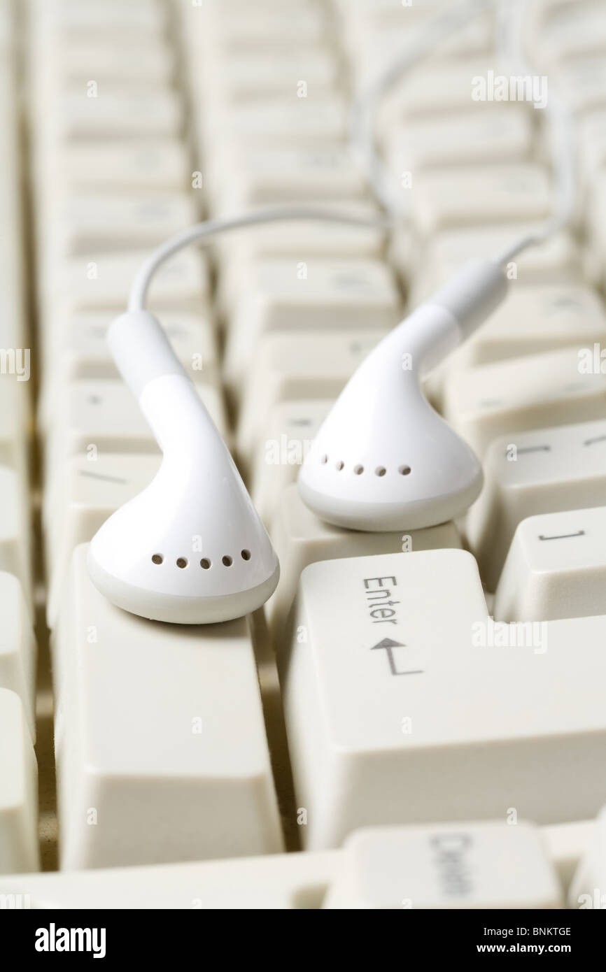 Kopfhörer und Tastatur, Konzept der digitalen Musik Stockfoto