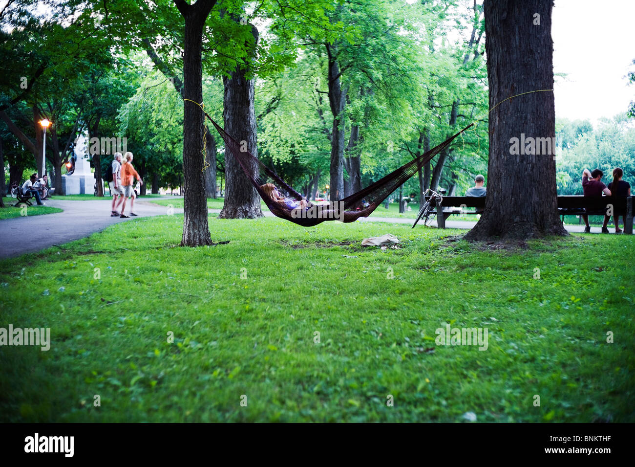 Junge Frau schläft Hängematte in Lafontaine Park, Montréal. Stockfoto