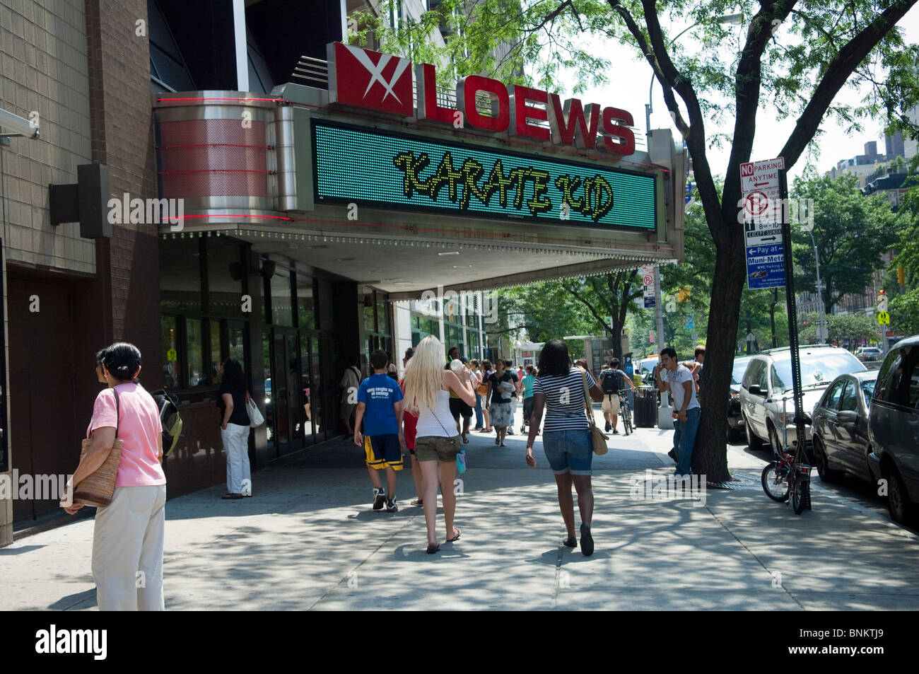 Fußgänger passieren ein Loews-Kino im Stadtteil Upper West Side von New York Stockfoto
