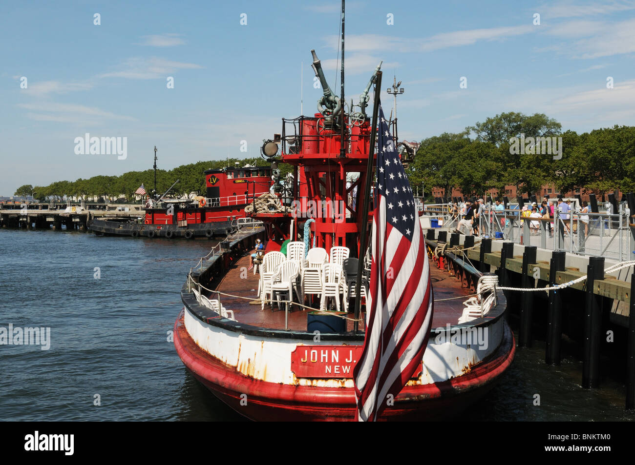 Zwei historische Boote – das Löschboot John J. Harvey und der Schlepper Cornell-gefesselt im Governors Island im Hafen von New York. Stockfoto