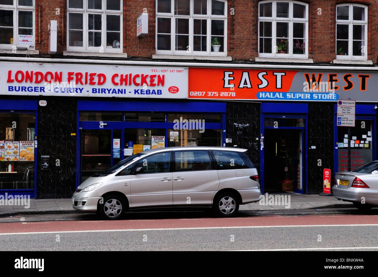 Asiatische Geschäfte entlang der Whitechapel Road, London, England, UK Stockfoto