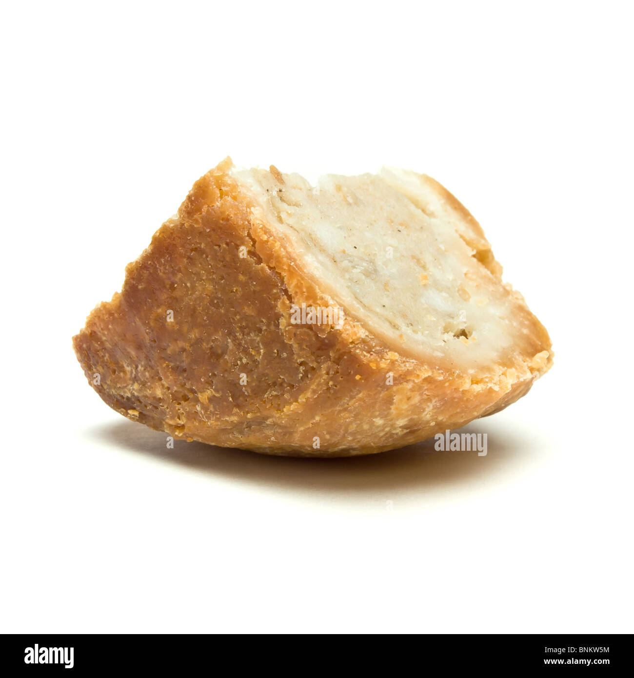 Der traditionelle englische Pork Pie Keil aus niedrigen Perspektive auf weißen Hintergrund isoliert. Stockfoto