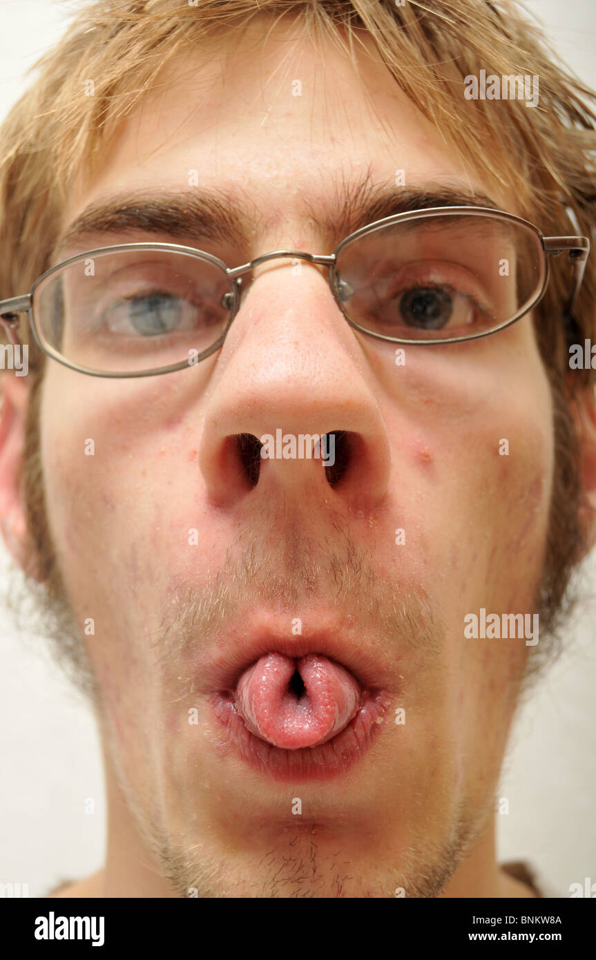Dumme junge Erwachsene mit Zunge heraus in einer Schleife Stockfoto