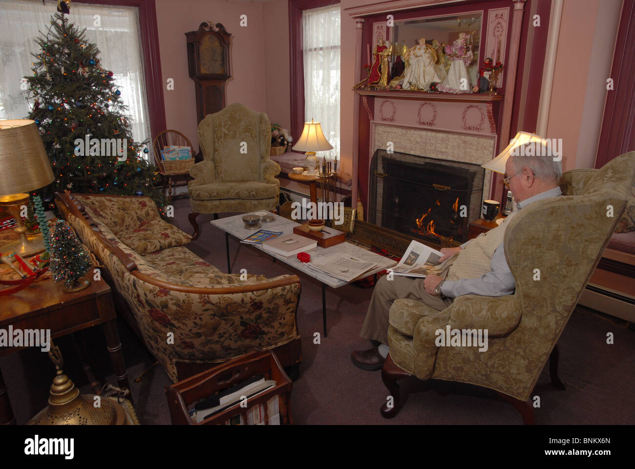 Ein älterer Mann nimmt ein Nickerchen in einem Bead und Breakfast Inn in Waterbury, Vermont während der Weihnachtsfeiertage. Stockfoto