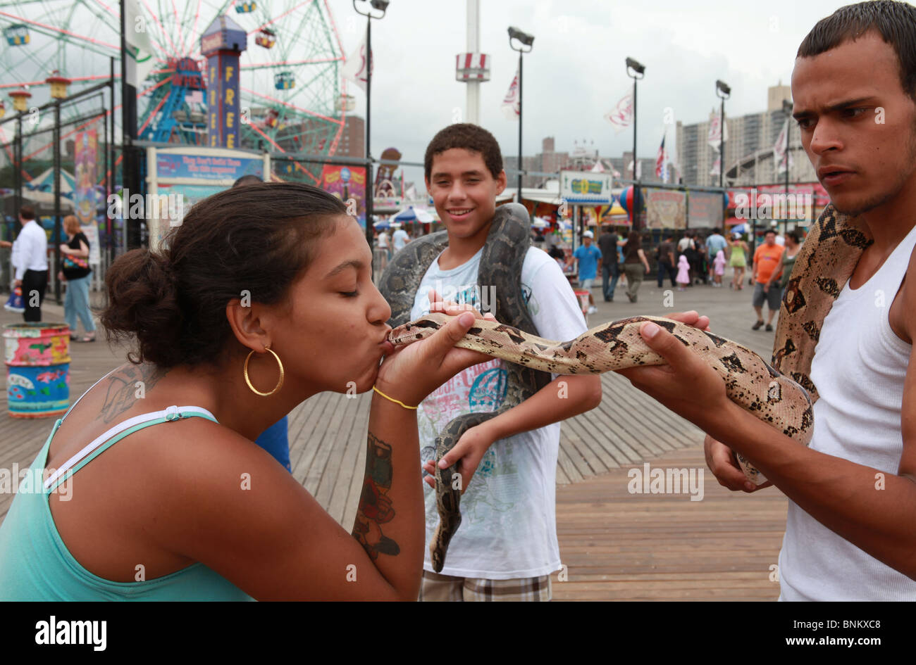 Frau küssen Schlange Coney Island, Brooklyn, NY Stockfoto