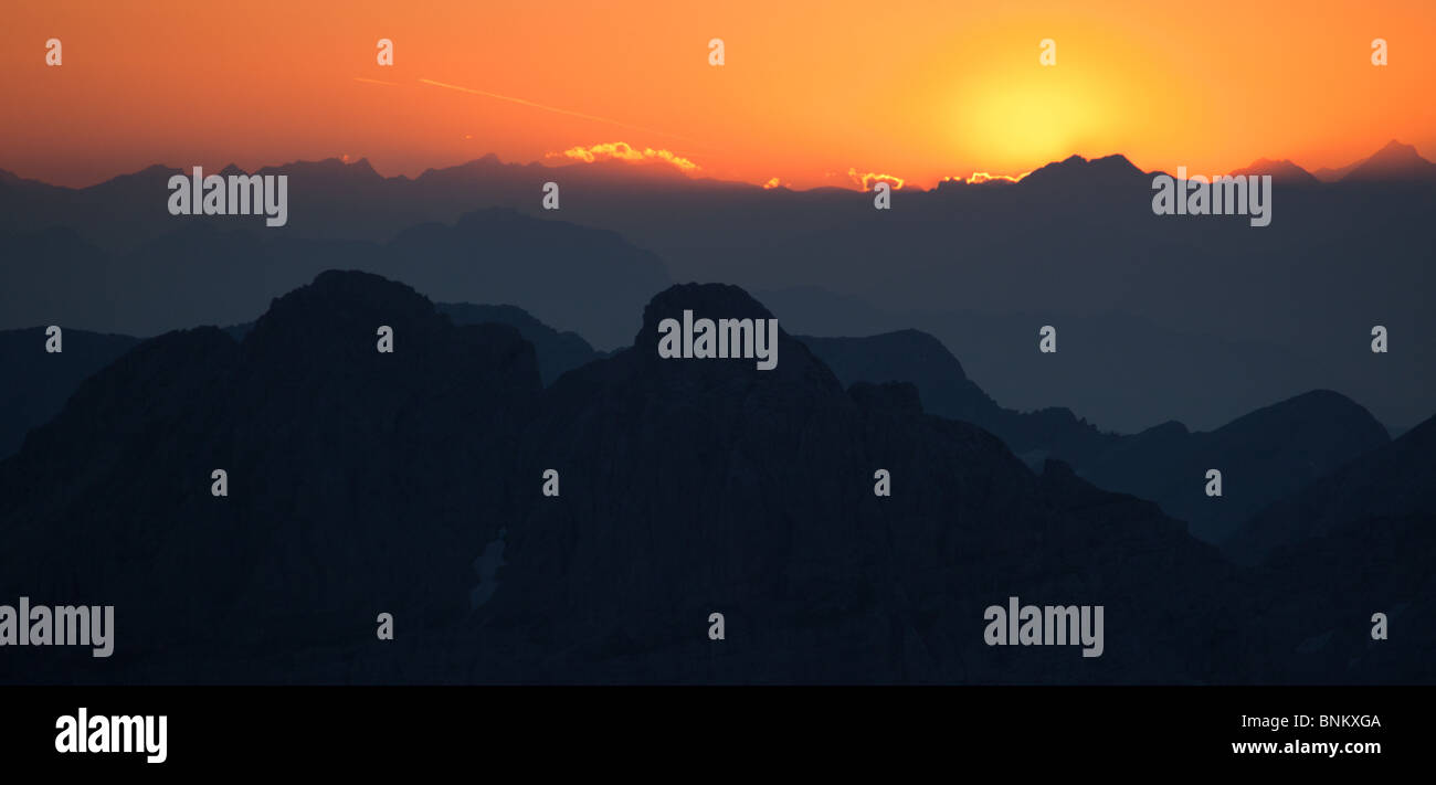 Sonnenuntergang über die Julischen Alpen. Diese Aufnahme wurde von der Berghütte Dom Planika genommen Stockfoto