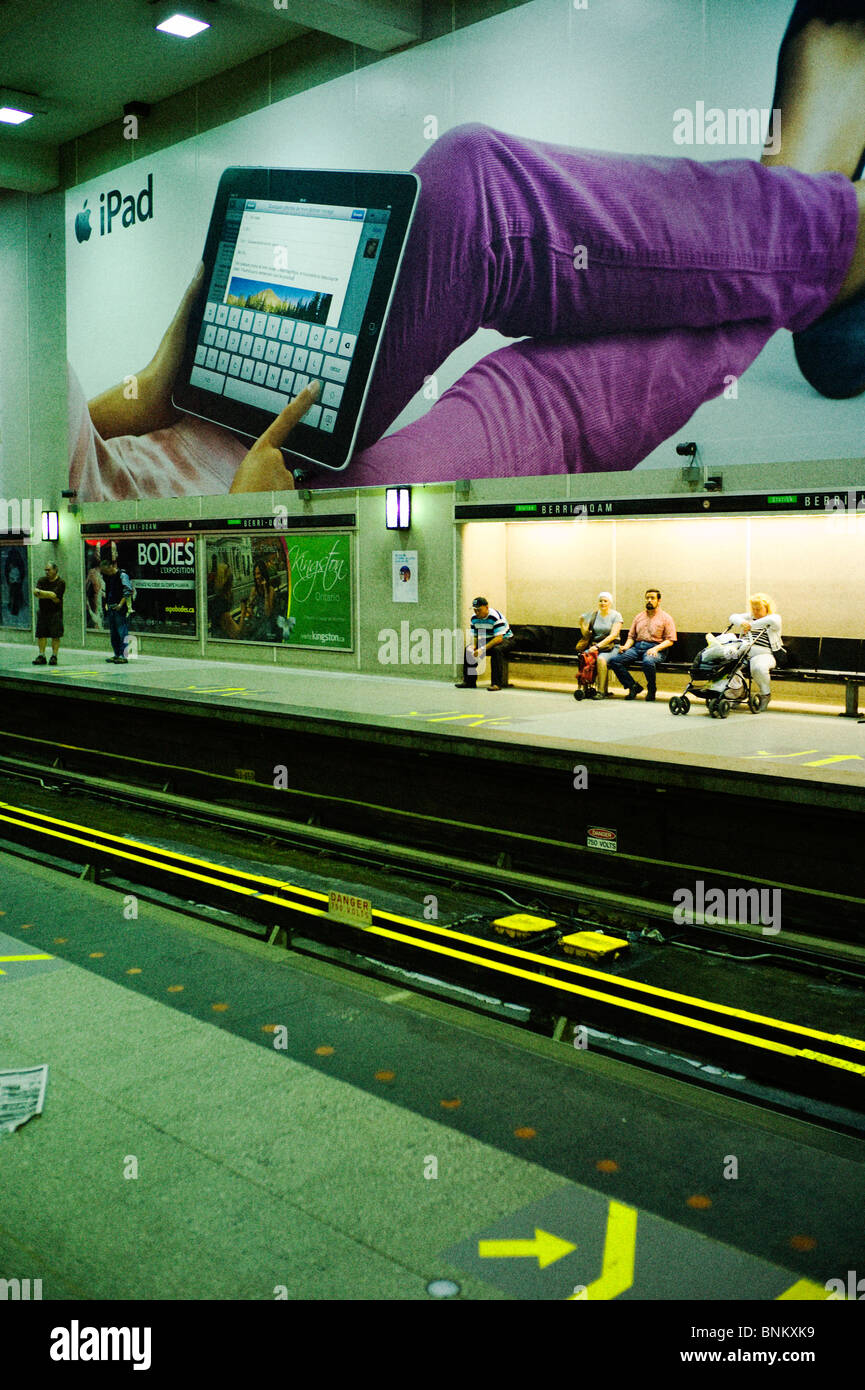 Spuren und Passagiere warten auf u-Bahn Bahnhof Berri-UQAM, Montréal Stockfoto