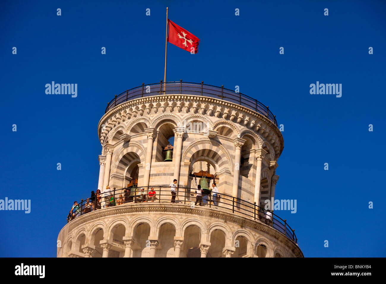 Touristen auf der obersten Ebene auf den schiefen Turm, Pisa-Toskana-Italien Stockfoto