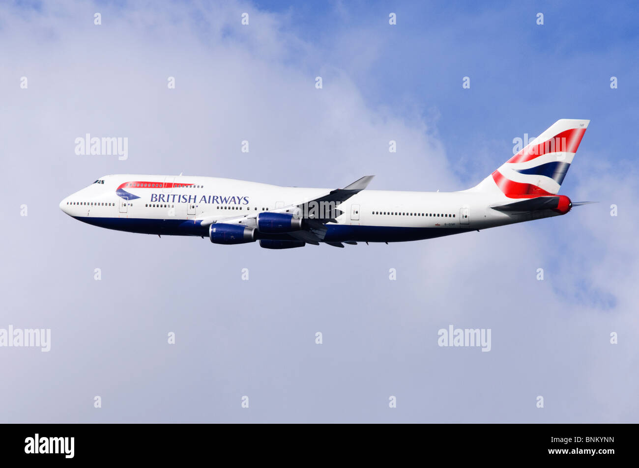 Boeing 747 im Flug nach der Abreise vom Flughafen London Heathrow, Vereinigtes Königreich von British Airways betrieben. Stockfoto