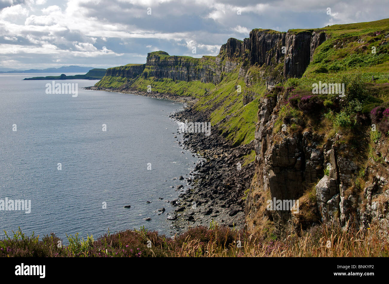 Panoramablick auf Küste und Klippen Trotternish, Insel Skye westlichen Inseln Schottlands Stockfoto