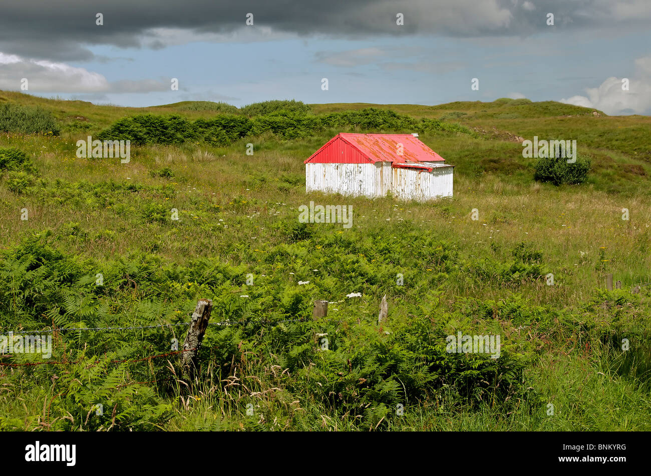 Rote und weiße Wellblech Hütte Insel Skye westlichen Inseln Schottlands Stockfoto