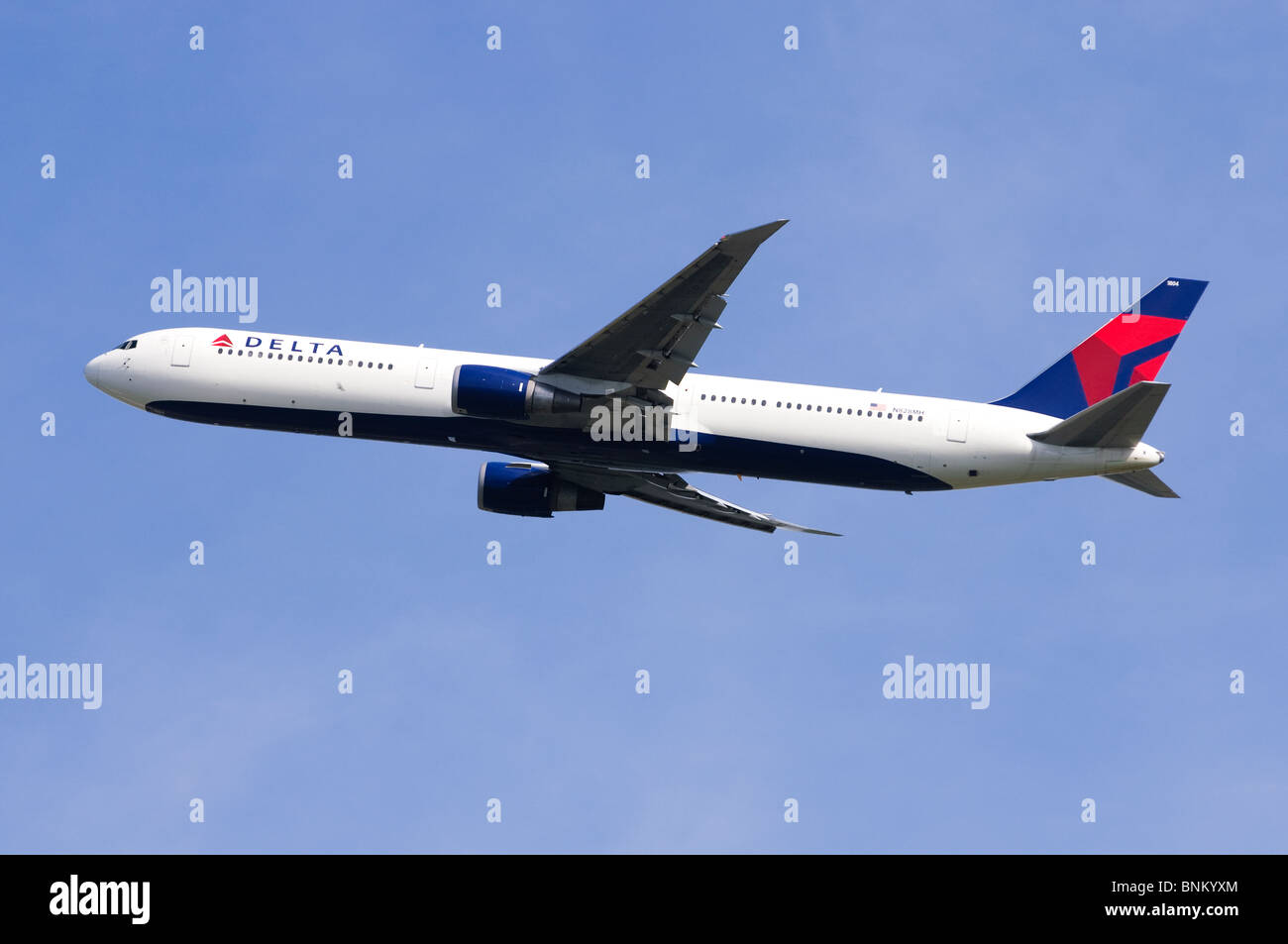 Boeing 767 betrieben von Delta Airlines Klettern von London Heathrow Airport, Großbritannien Stockfoto
