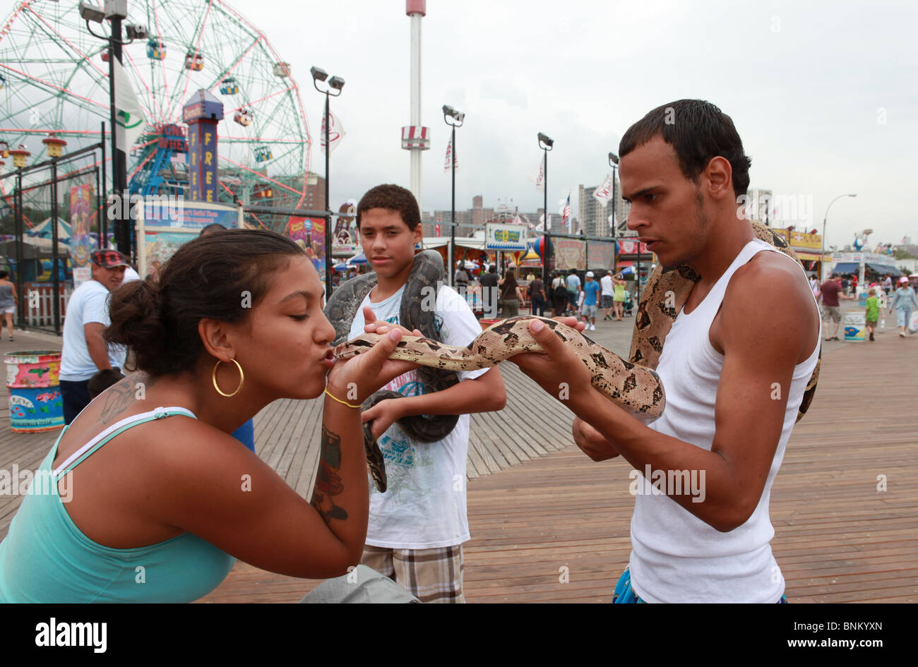 Frau küssen Schlange Coney Island, Brooklyn, NY Stockfoto