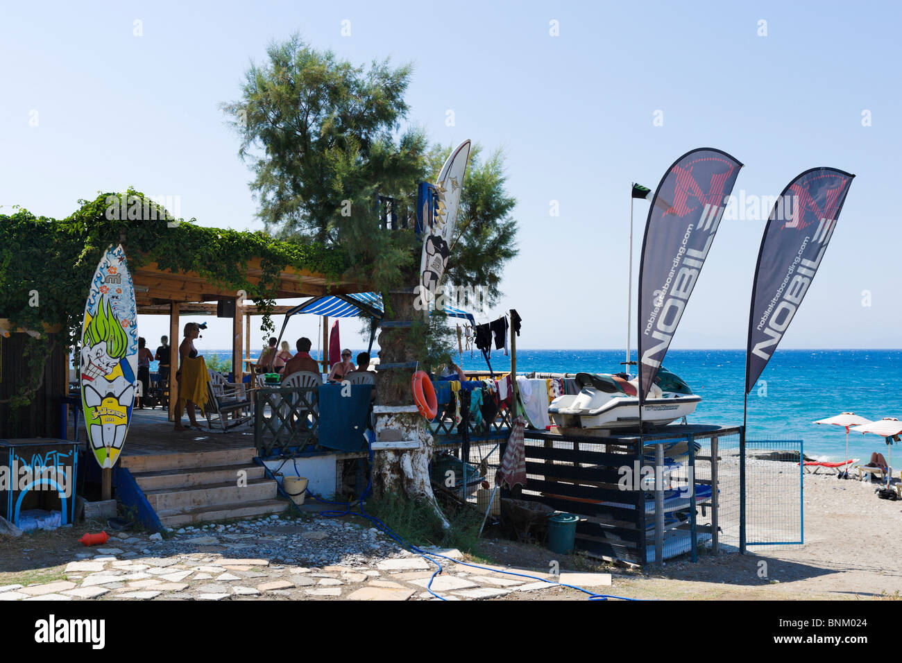 Windsurfen und Kiteboarden Zentrum am Strand von Ixia, in der Nähe von Ialyssos, Bucht von Trianda, Rhodos, Griechenland Stockfoto