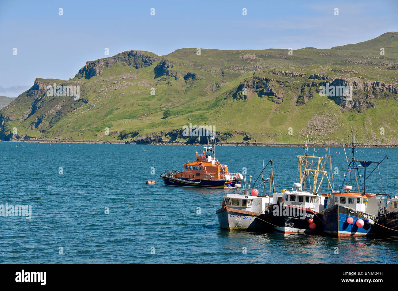 Angelboote/Fischerboote Portree mit Insel Raasay Skye Schottland Stockfoto