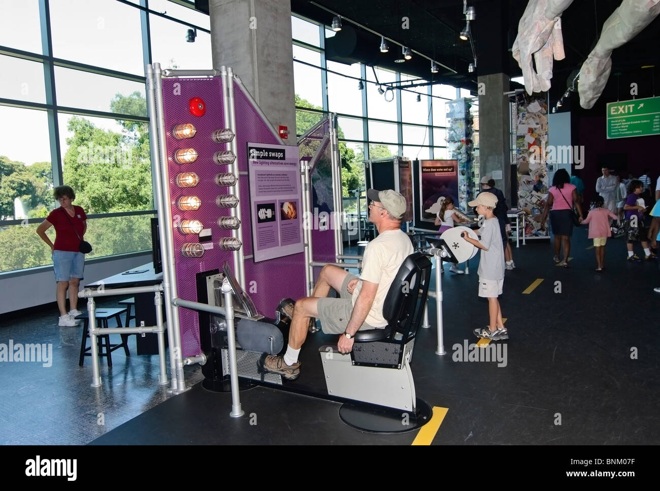 Besucher genießen die interaktiven Exponate im California Science Center in Los Angeles. Stockfoto