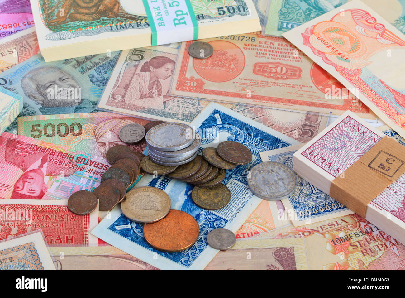 Indonesische Wahrung Geldscheine Mit Munzen Stockfotografie Alamy