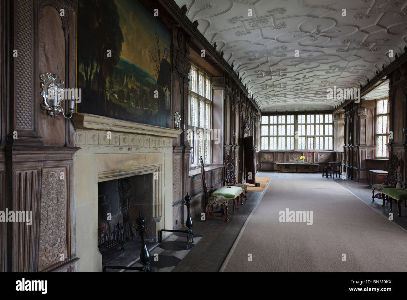 Kamin und Lackierung von Haddon Hall von Rex Whistler in der Long Gallery bei Haddon Hall, in der Nähe von Bakewell, Derbyshire. Stockfoto