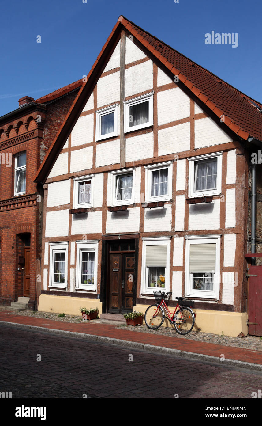 Halbe Fachwerkhaus mit Fahrrad in der Nähe von Domitz auf der Elbe-Radweg oder Elberadweg Stockfoto