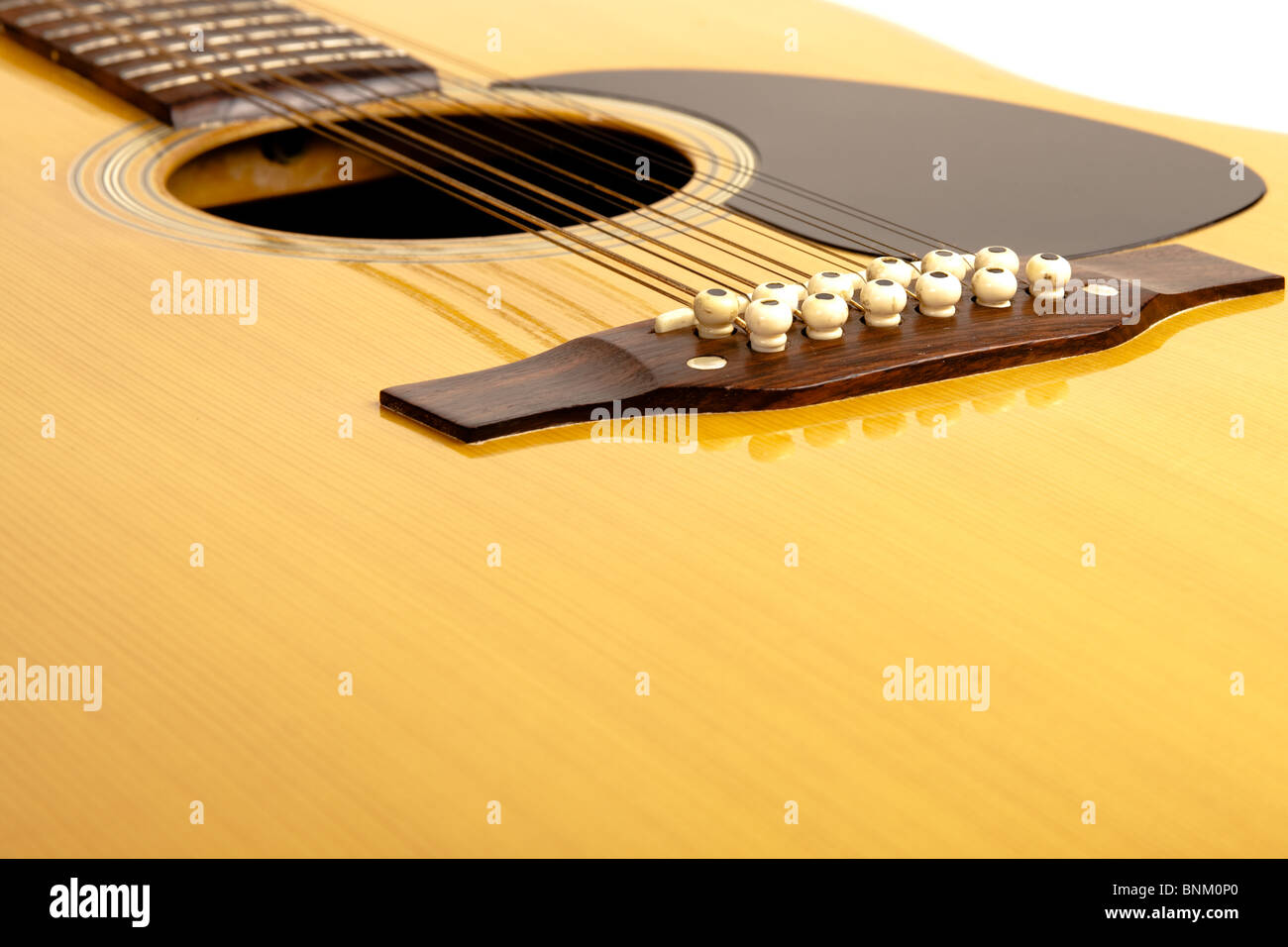 eine 12-saitige Akustikgitarre auf weiß Stockfoto