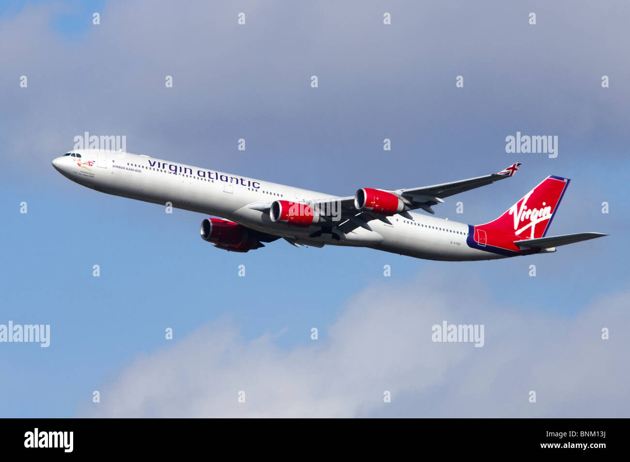 Airbus A340 von Virgin Atlantic Klettern heraus nach Take off von London Heathrow Airport, Großbritannien betrieben. Stockfoto