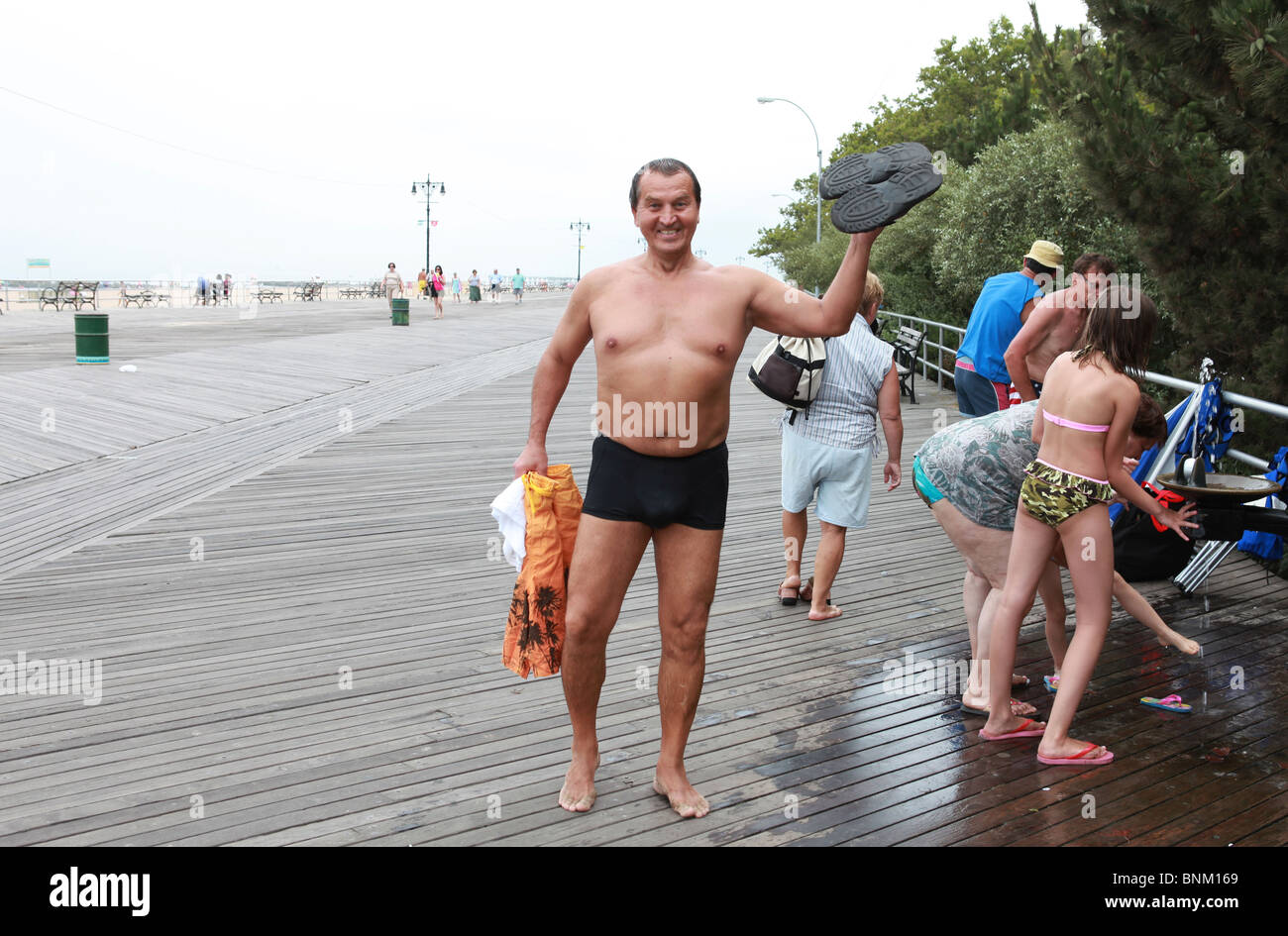 Mann im Badeanzug mit Sandalen posiert Stockfotografie - Alamy