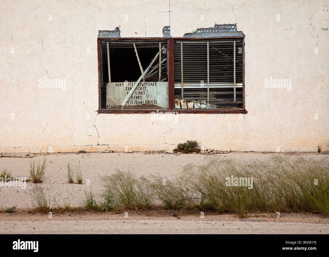 Fenster in Öl Center moderne Geisterstadt New Mexico USA Stockfoto