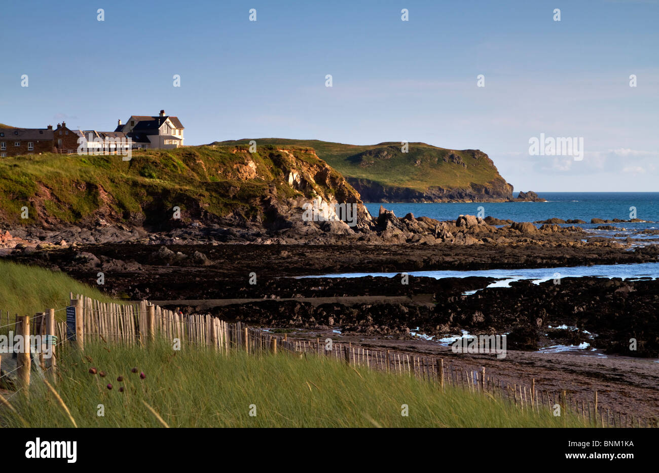 Die felsige Küste der Bigbury Bay in der Nähe von South Milton Sands, South Hams, Devon Stockfoto