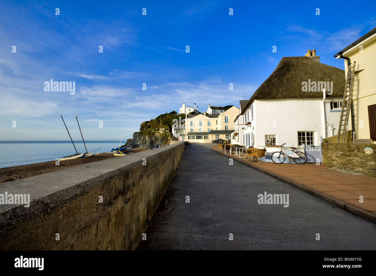 Torcross, South Hams, Devon. Die Ufermauer und Waterfront Häuser des kleinen Fischerdorfes auf Slapton Sands Stockfoto
