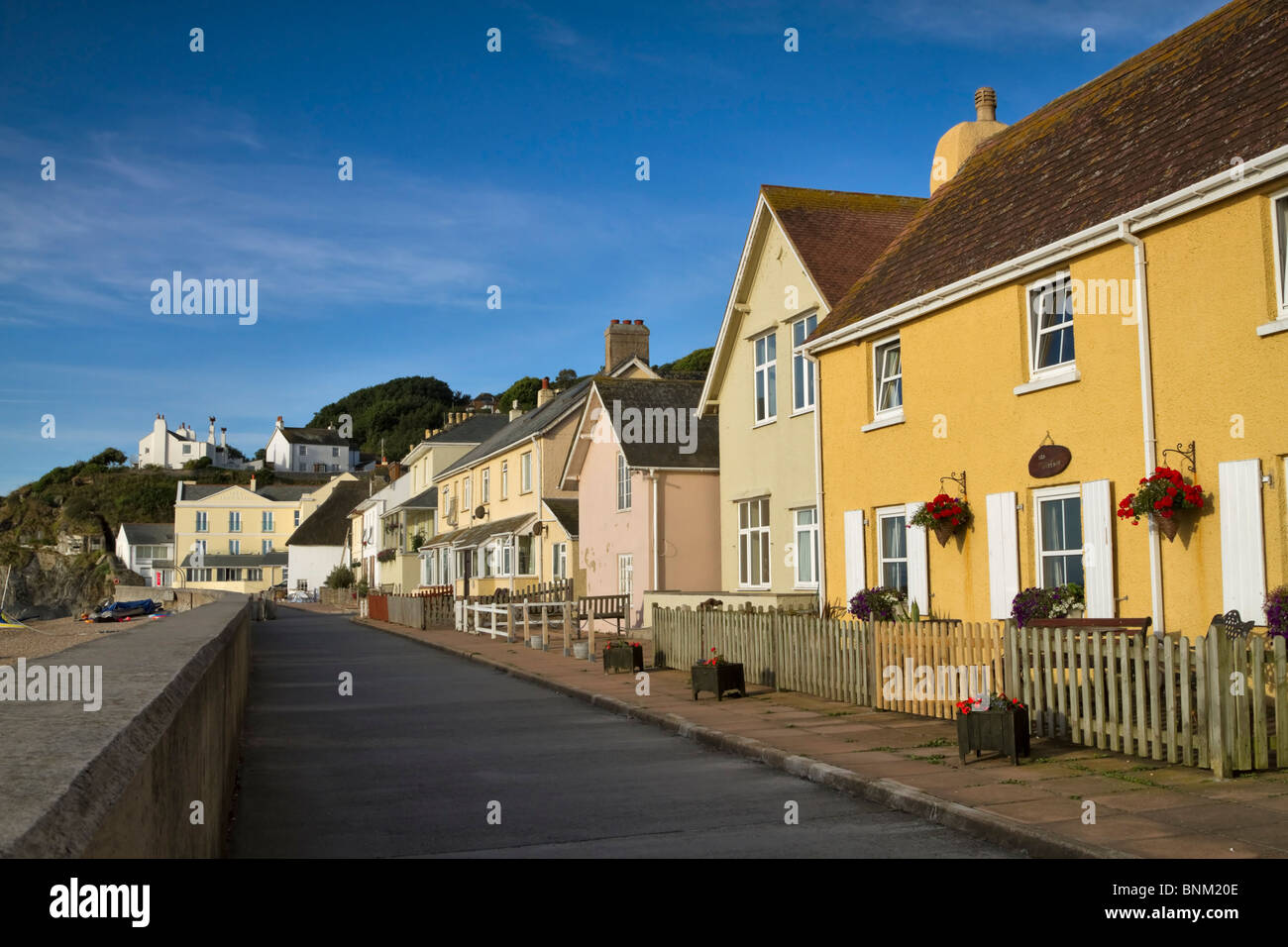 Die Ufermauer und Waterfront Häuser der hübschen Fischen Dorf von Torcross, South Hams, Devon. Stockfoto