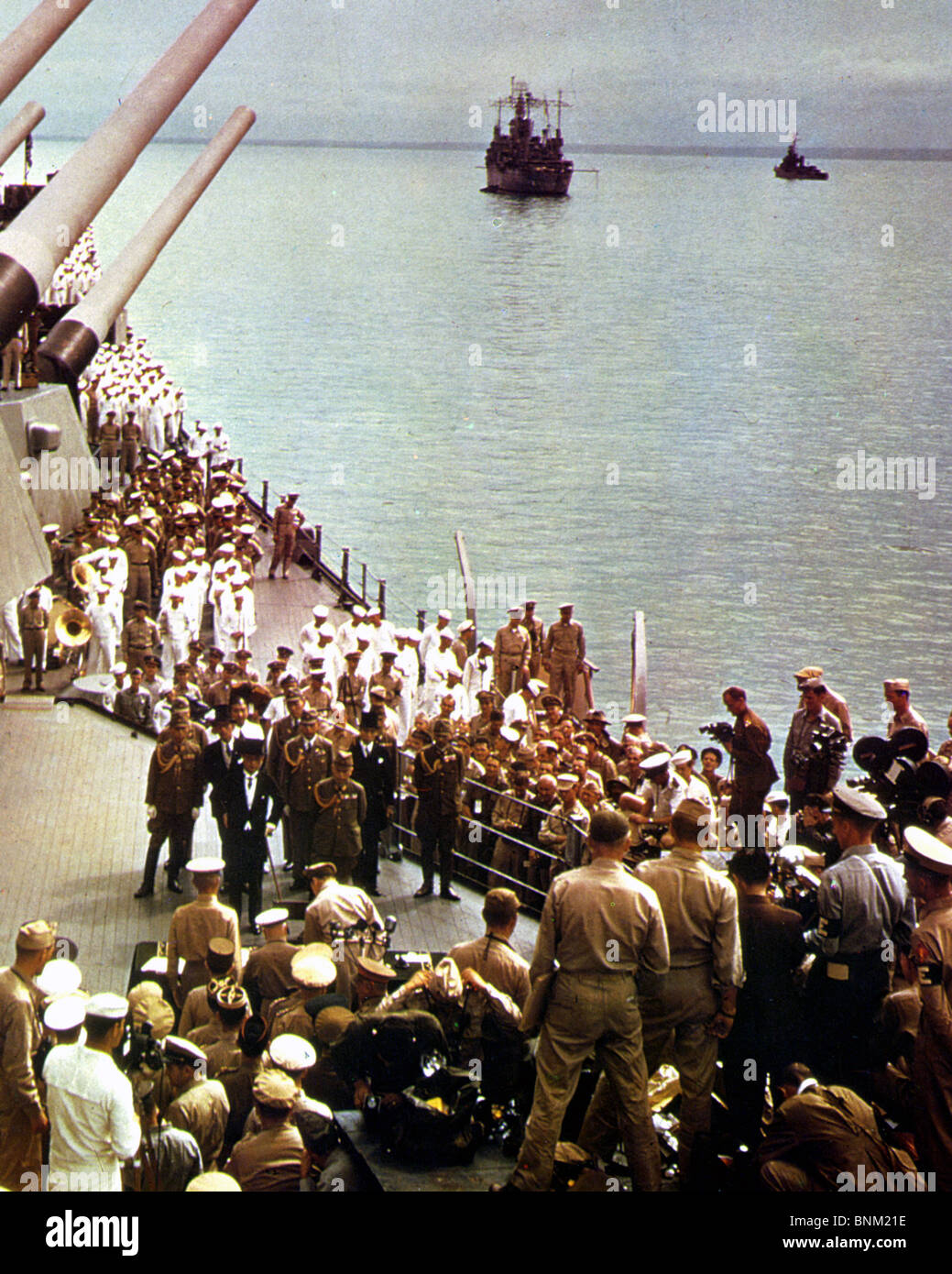 JAPAN KAPITULIERT 2. September 1945 an Bord der USS Missouri. Japanischen Außenminister Shigemitsu auf der linken Seite im Zylinder. Stockfoto