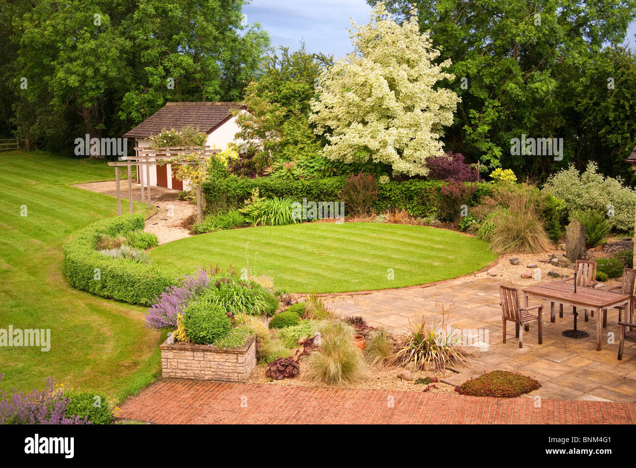 Mit Blick auf einen Garten und eine Terrasse nach Regen, Wiltshire, England Stockfoto