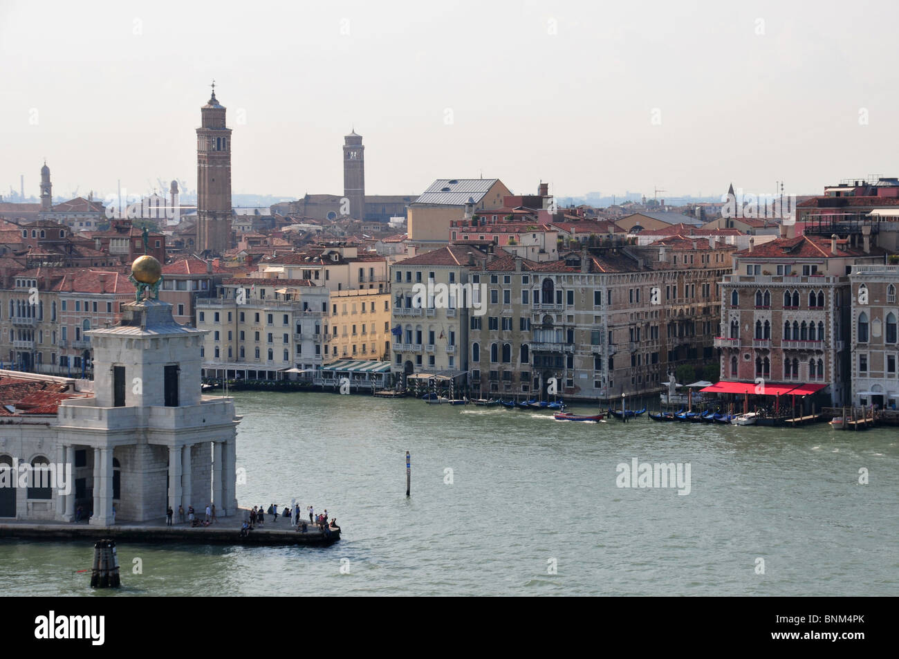 Kreuzung der Canale della Giudecca und Canal Grande mit Blick auf Kirche Santo Stephano Tower im Hintergrund, Venedig, Italien Stockfoto