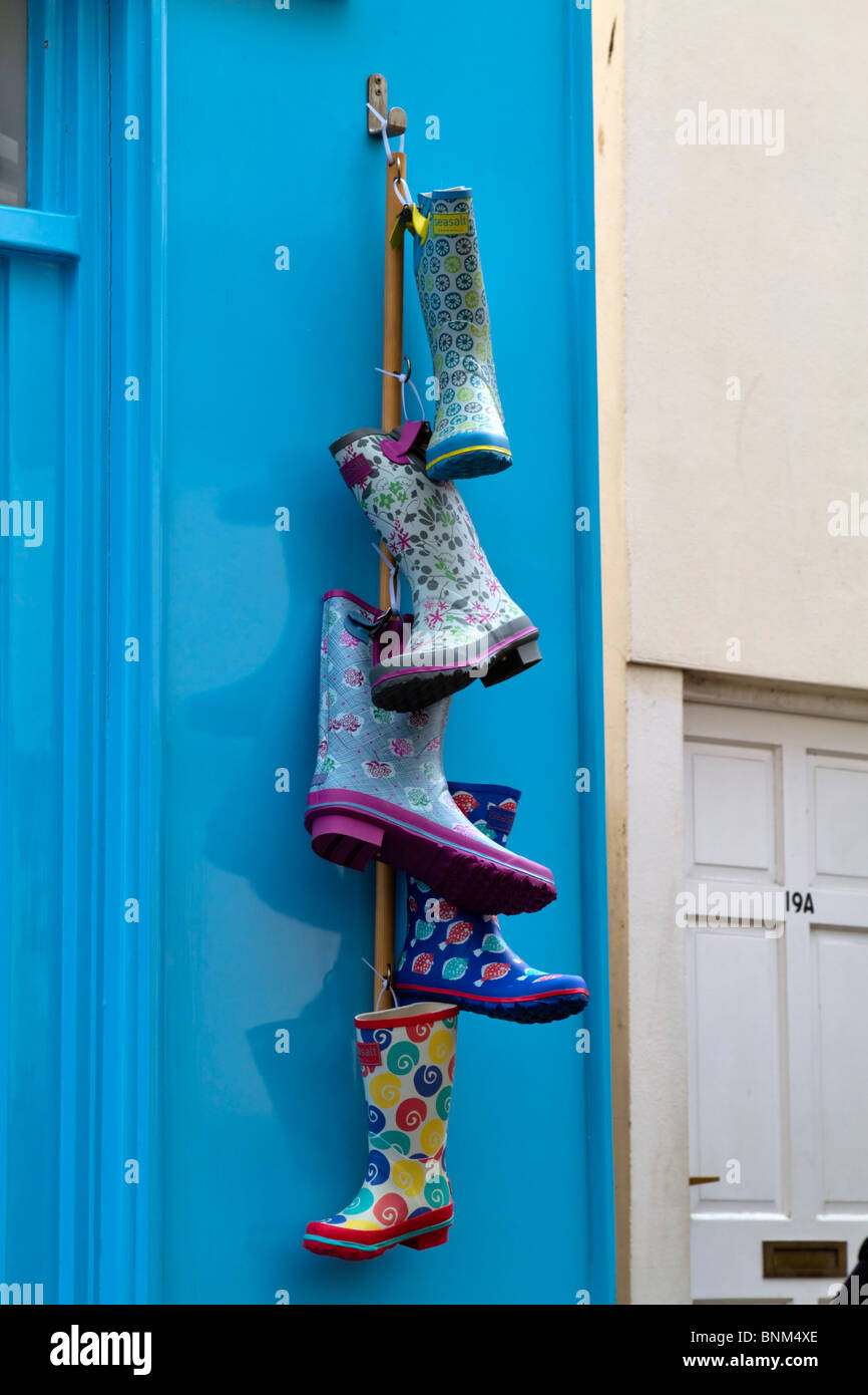 Anzeige der modische bunten Wellington boots vor einem Geschäft Stockfoto