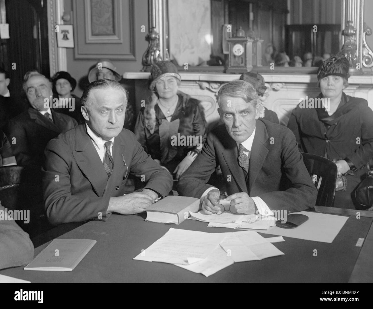 Legendäre Magier und Entfesselungskünstler Harry Houdini (vorne links) erscheint vor einem US-Kongress-Ausschuss im Jahr 1926. Stockfoto