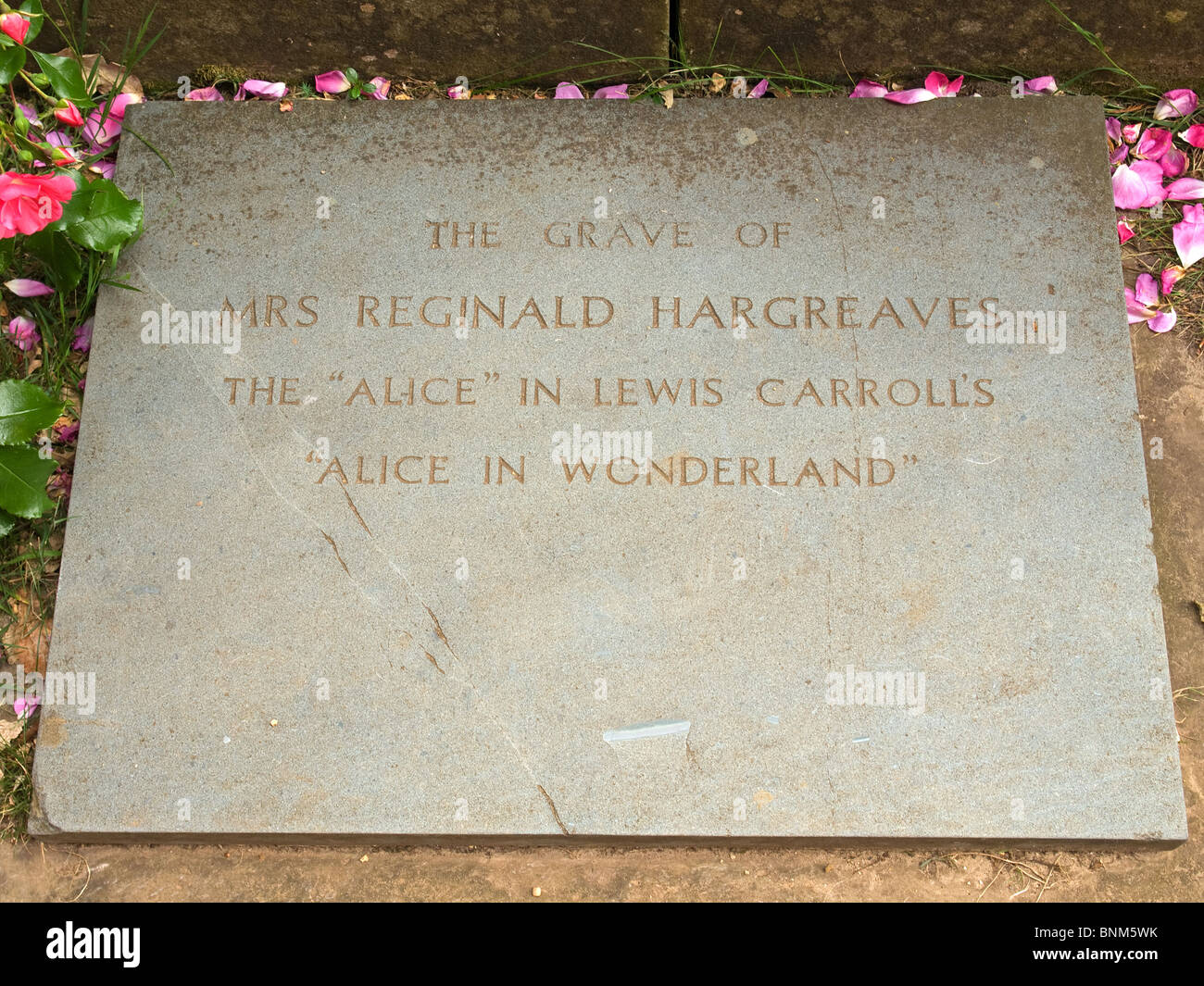 Gedenktafel am Grab von Frau Reginald Hargreaves 'Alice' in Carrolls "Alice im Wunderland" Lyndhurst Hampshire Stockfoto
