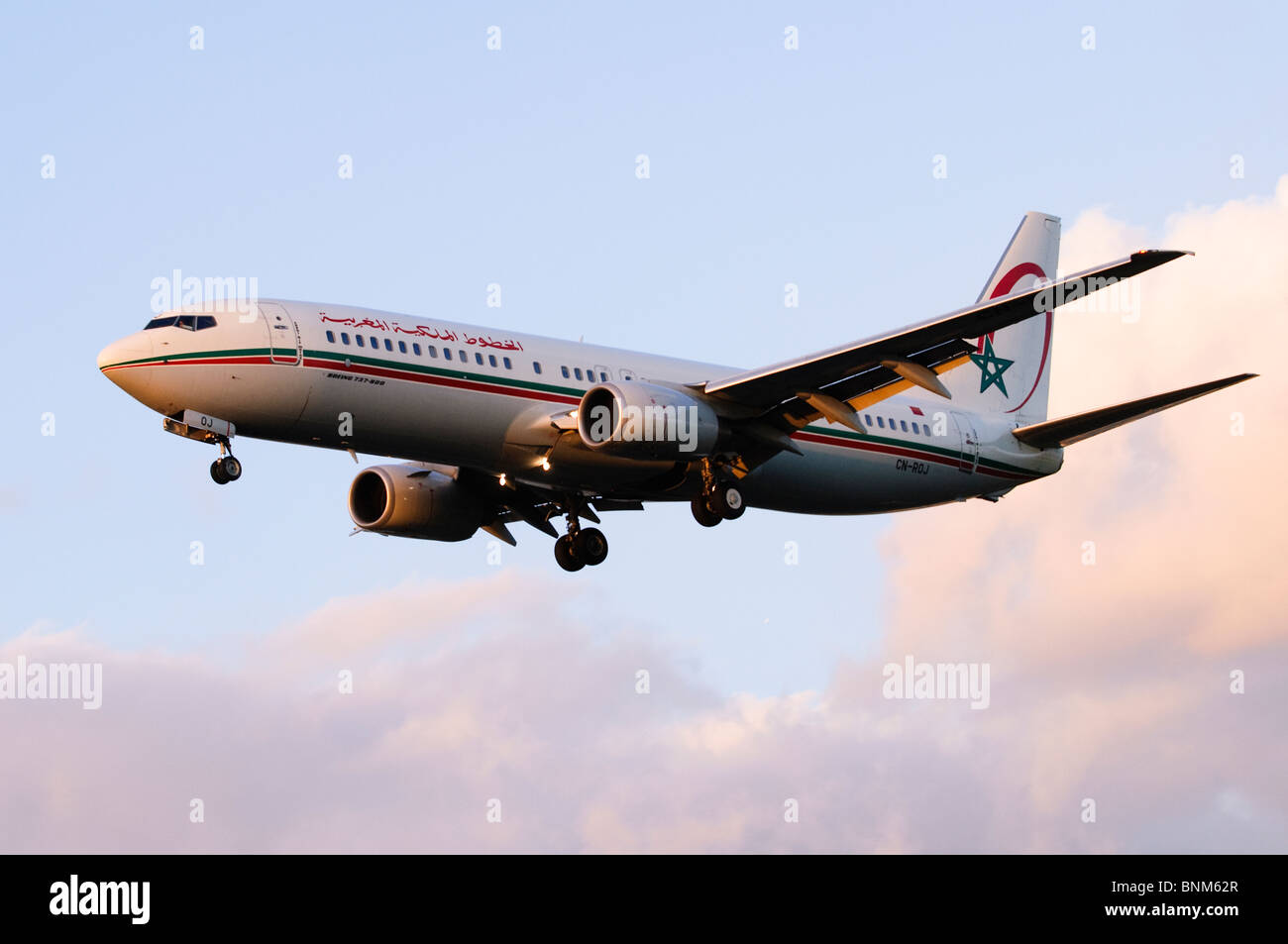 Boeing 737 von Royal Air Maroc im Landeanflug auf London Heathrow Airport, Großbritannien betrieben. Stockfoto