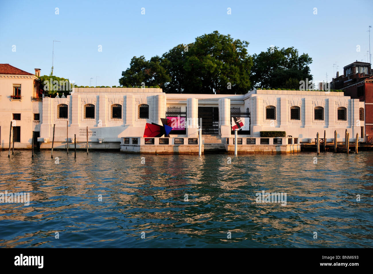 Außerhalb der Peggy Guggenheim Collection am Canal Grande, Venedig, Italien Stockfoto