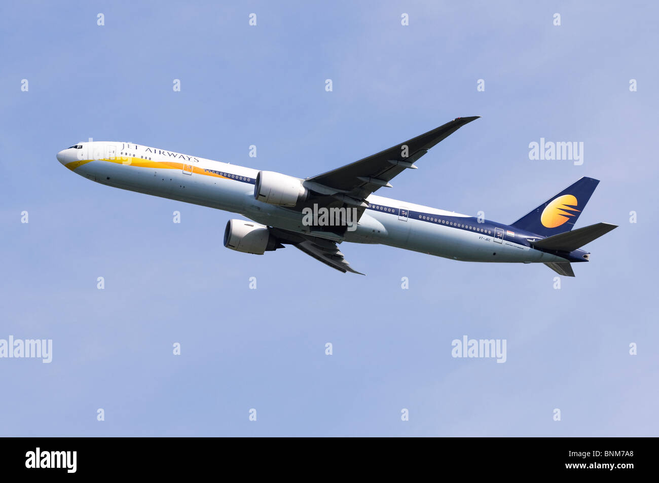 Boeing 777 von Jet Airways klettern aus betrieben nehmen Sie am Flughafen London Heathrow, Vereinigtes Königreich. Stockfoto