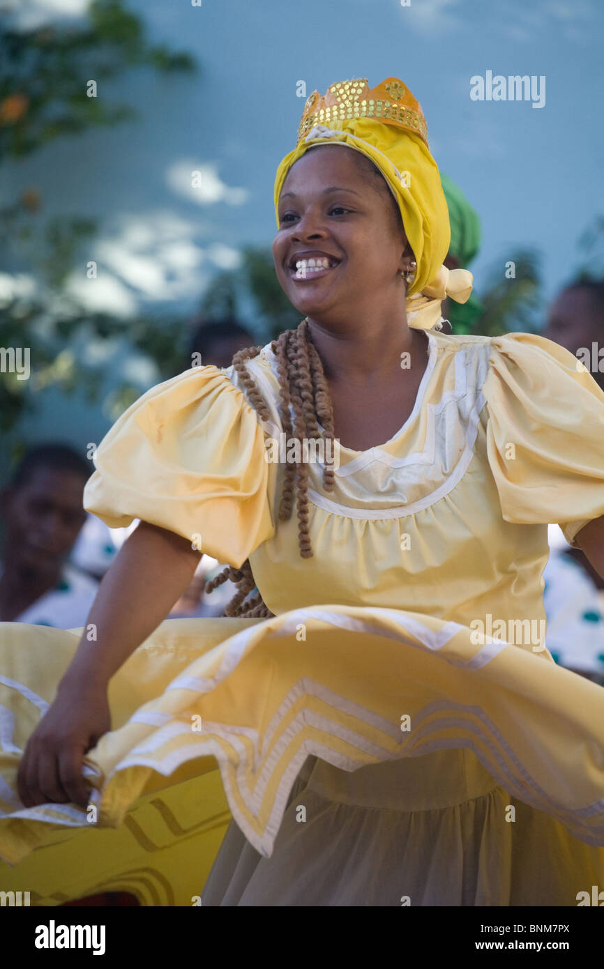 Eine Folk-Tänzerin im Museo del Carnaval Tanzabend, Santiago De Cuba, Kuba Stockfoto