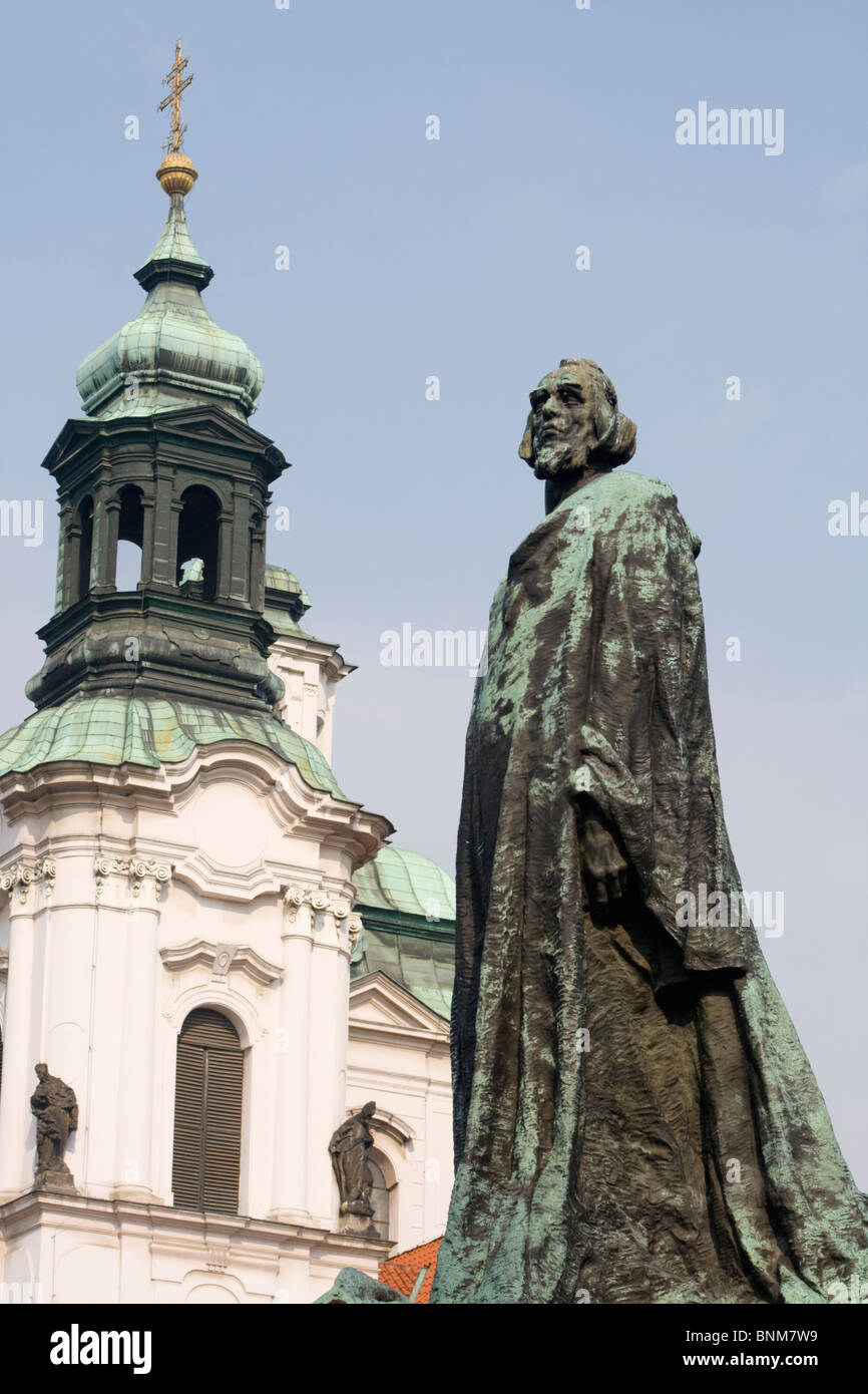 Jan Hus-Denkmal mit St.Nicholas Kirche im Hintergrund Stockfoto