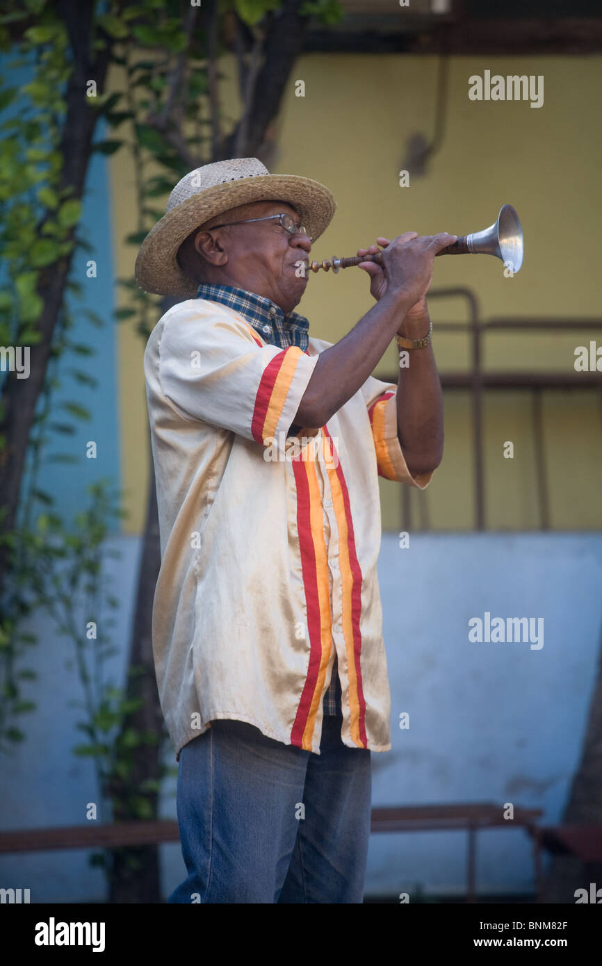 Ein Musiker weht ein Horn am Museo del Carnaval Tanzabend, Santiago De Cuba, Kuba Stockfoto