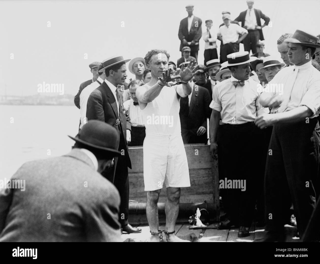 Entfesselungskünstler Harry Houdini (1874-1926) vorbereitet einen Flucht-Trick - wahrscheinlich seine berühmte 'über Bord box Flucht". Stockfoto
