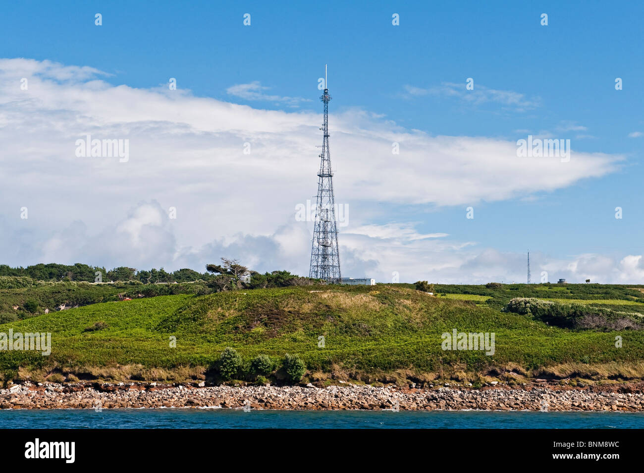 Der Fernsehturm am Halangy nach unten auf St Mary's, Isles of Scilly, UK. Ein Wahrzeichen für Segler Stockfoto