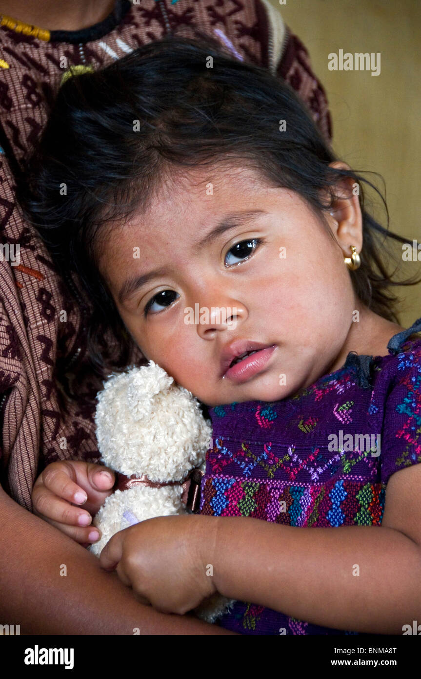 Maya Kind in die Arme ihrer Mutter Guatemala Stockfoto