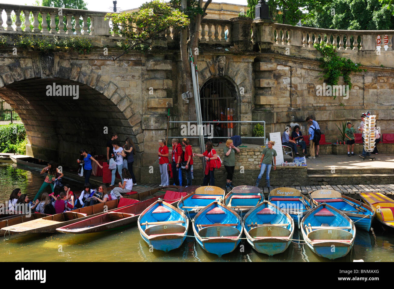 Touristen, die einsteigen Punts an Magdalen Bridge, Oxford, England, UK Stockfoto