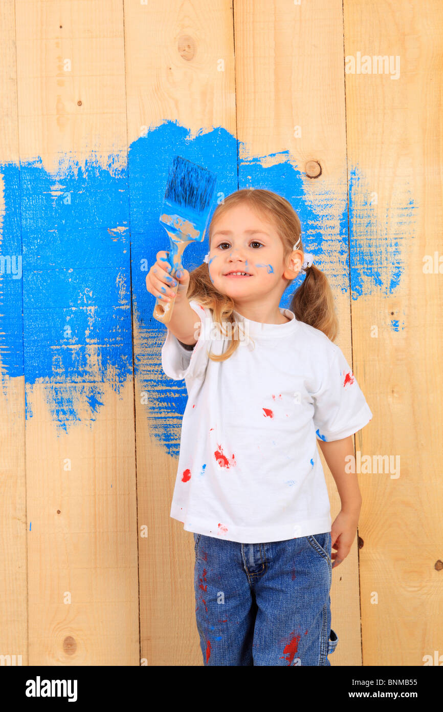 Mädchen Wand 3 Jahre alten 3-Year-Old Board Regal Regale aus Holz Bretter Farbe Pinsel Spot der Farbe Glück Glück Holz hölzern Stockfoto