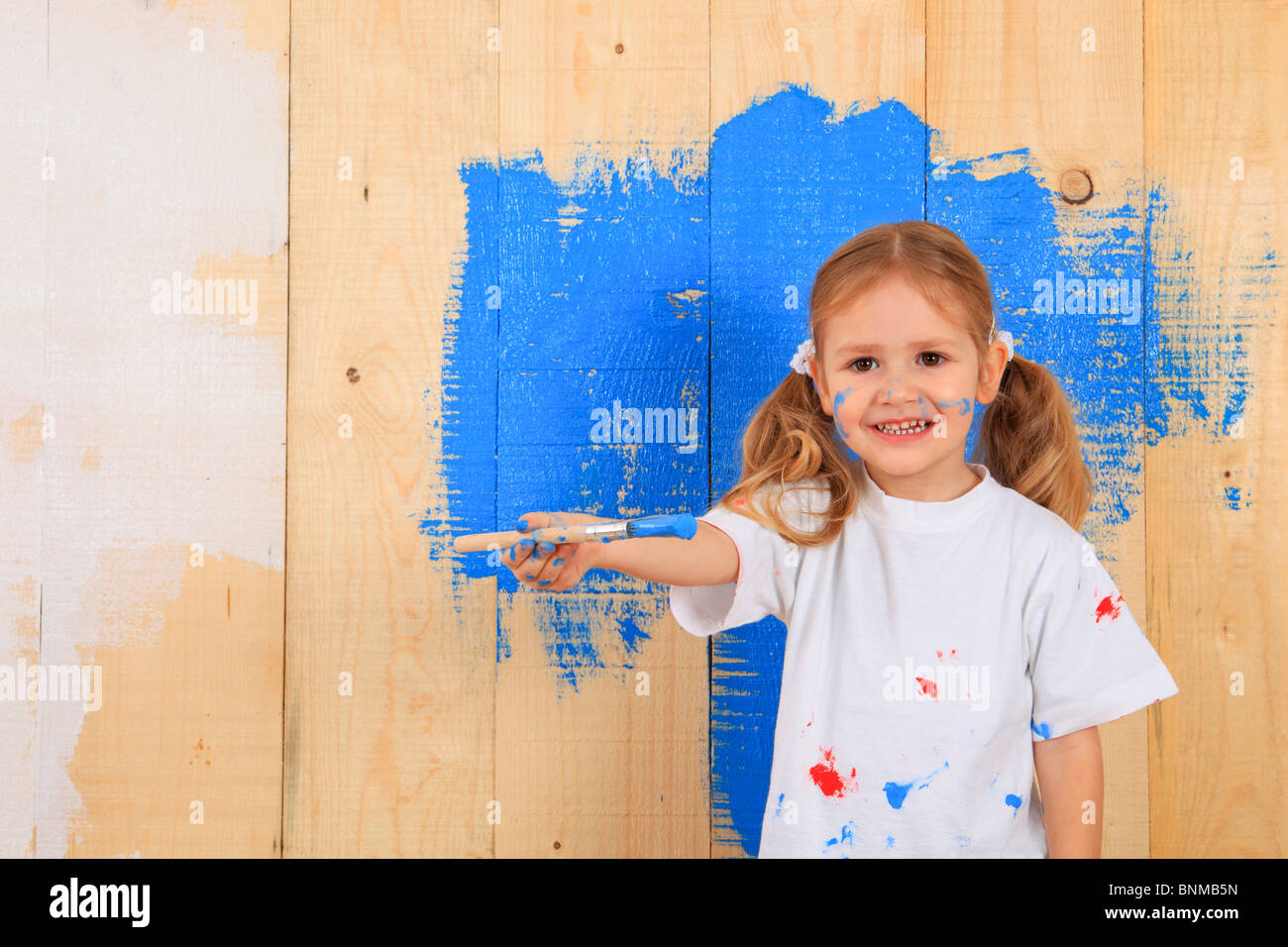 Mädchen Wand 3 Jahre alten 3-Year-Old Board Regal Regale aus Holz Bretter Farbe Pinsel Spot der Farbe Glück Glück Holz hölzern Stockfoto